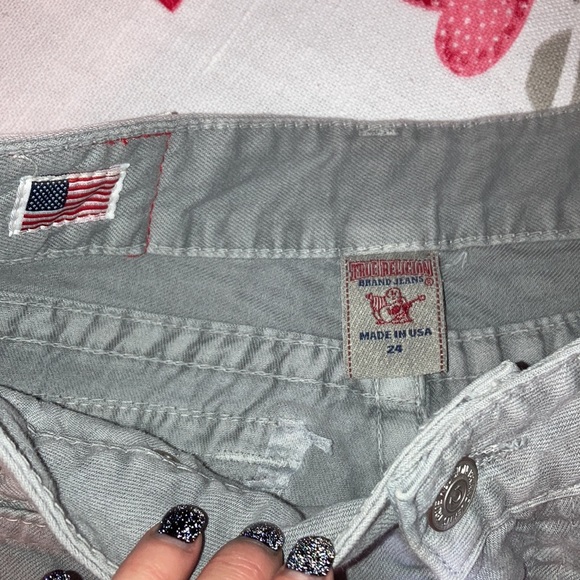 Women’s True Religion frayed Gray Jean Shorts - Picture 3 of 4